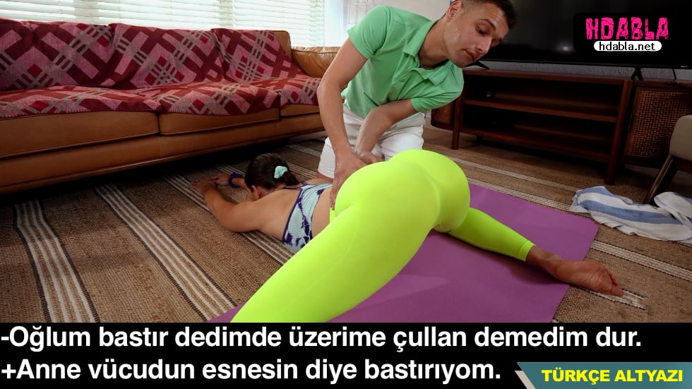 Yoga Yapan Anneme Yardım Ederken İnce Tayttan Götüne Bakıyorum