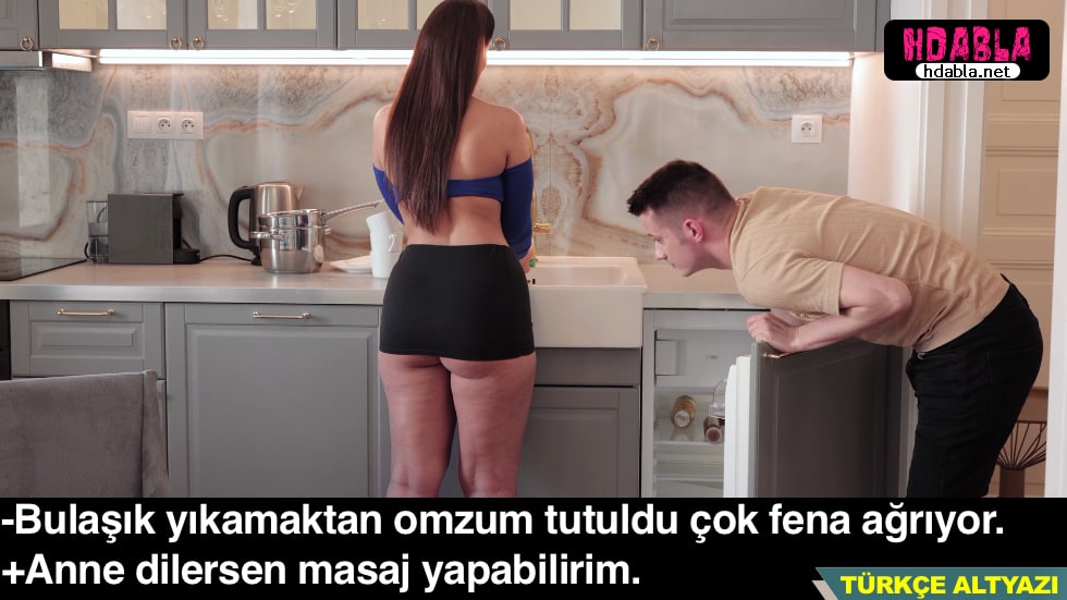 Üvey Annem bulaşıkları yıkarken seksi bacaklarını kestim İç geçirdim